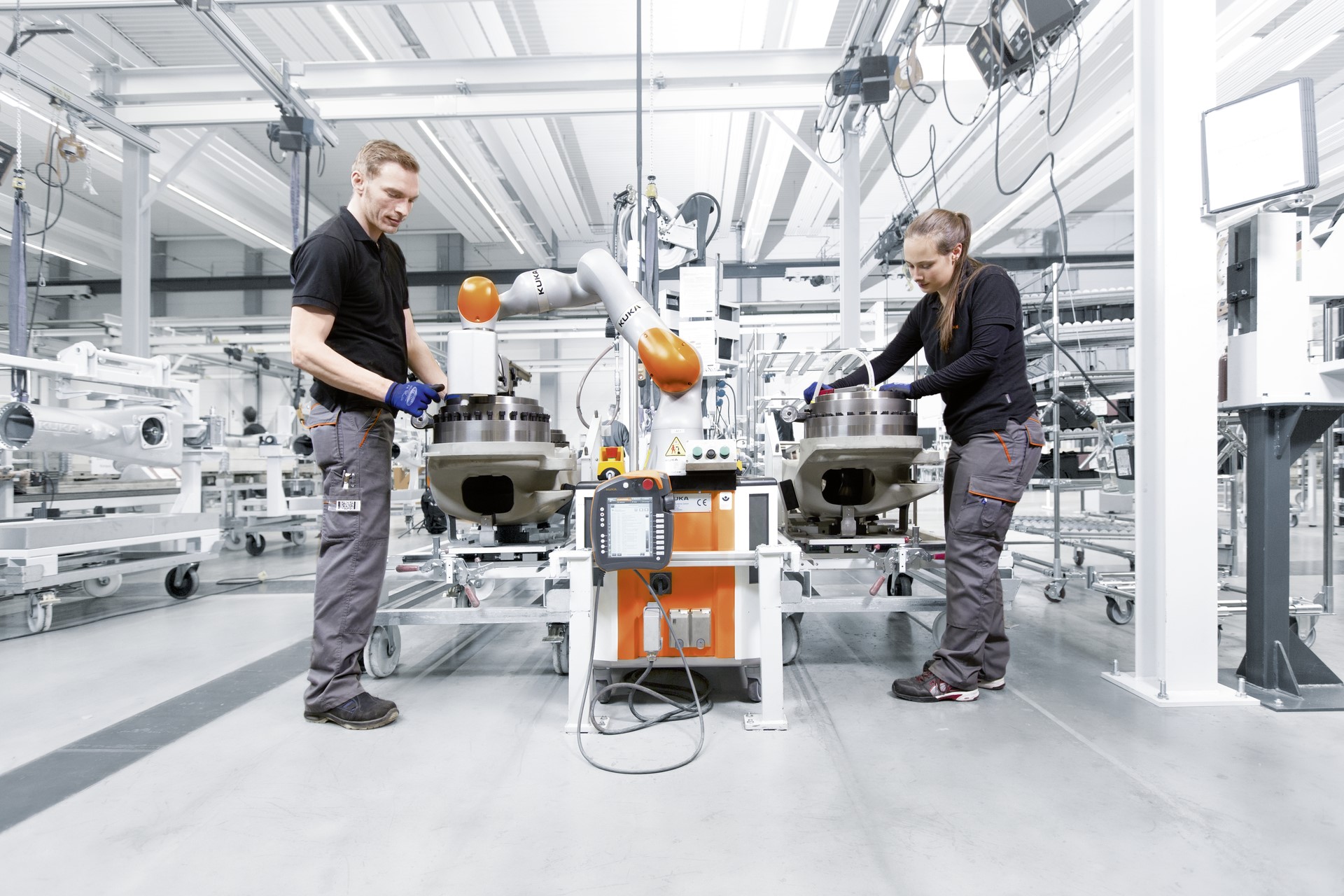 Human and Robot Collaboration in Industrial Environments – Industrial  Engineering
